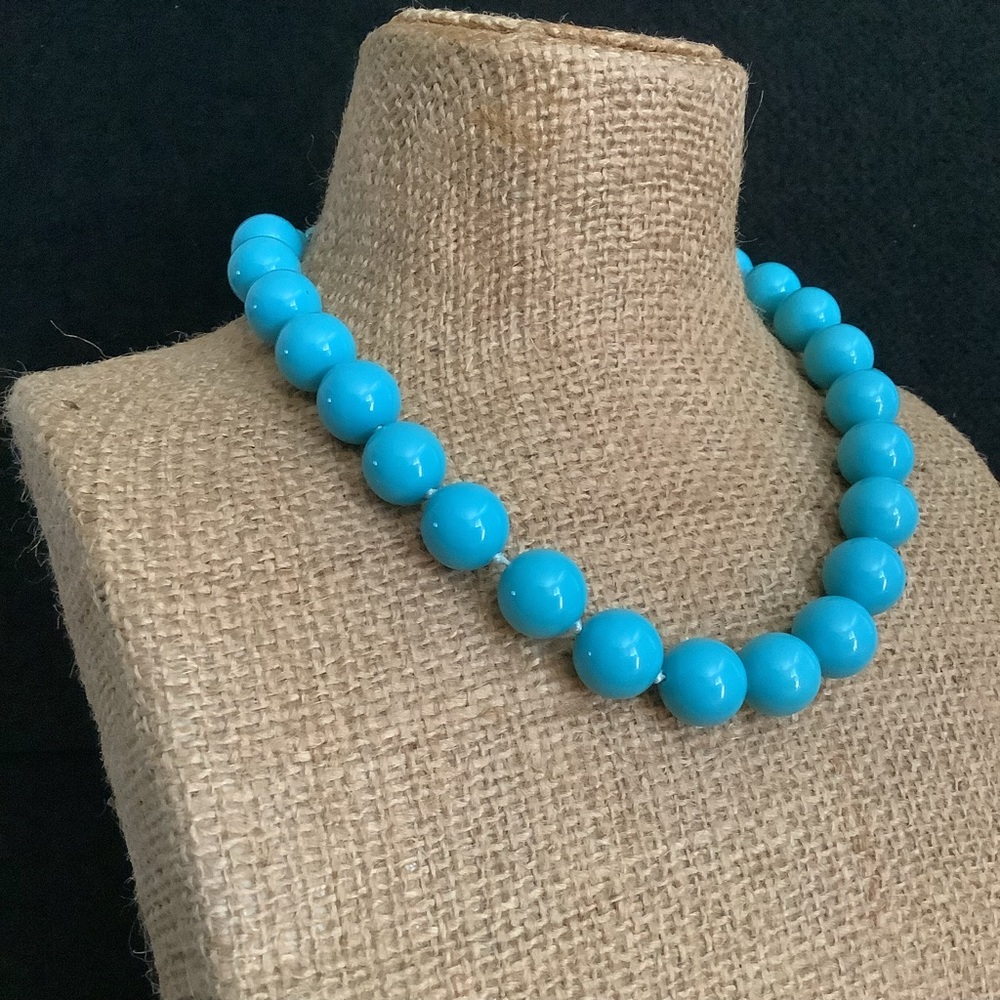 Vintage turquoise blue glass bead necklace. - Picture 3 of 6